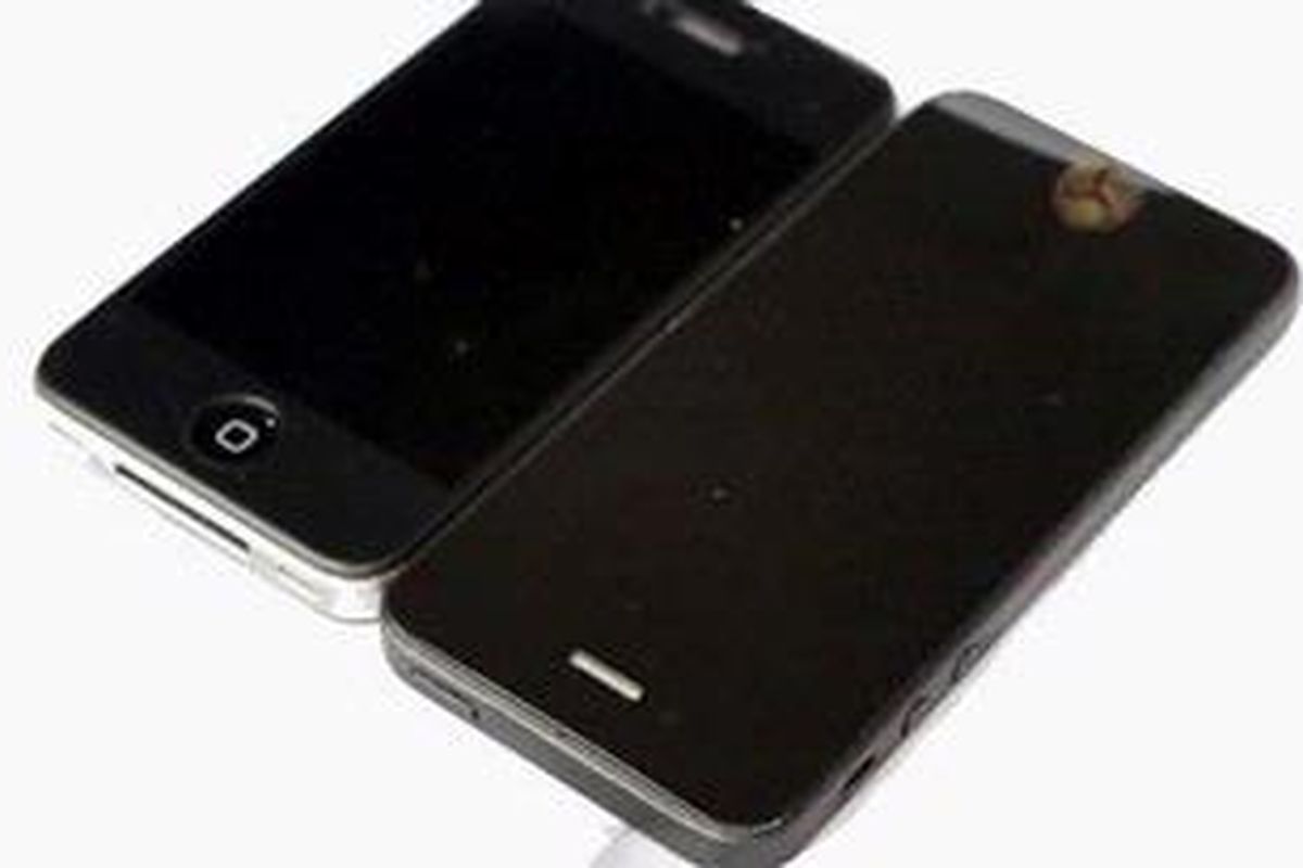 Foto yang diklaim sebagai iPhone 5, diletakkan berdampingan dengan iPhone 4S (kiri).