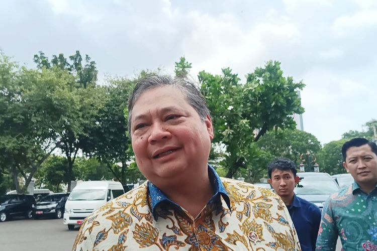 Ketua Dewan Pengarah TKN Prabowo-Gibran yang juga Ketua Untum Partai Golkar, Airlangga Hartarto di Kompleks Istana Kepresidenan, Jakarta, Selasa (16/4/2024).
