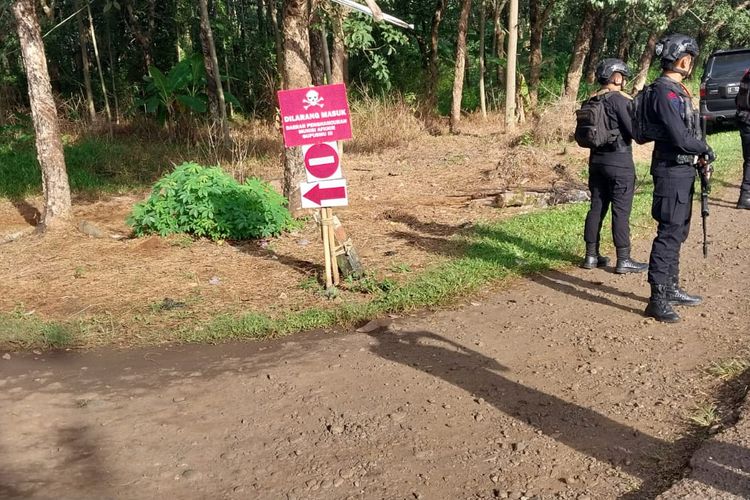 Area lokasi tragedi ledakan saat pemusnahan amunisi kedaluwarsa inventaris TNI AD dari Gupusmu III Puspalad tahun 2025 yang menewaskan 13 orang dijaga ketat TNI dan Polisi di Desa Sagara, Kecamatan Cibalong, Kabupaten Garut, Jawa Barat, Selasa (13/5/2025) pagi.