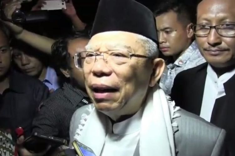 Cawapres nomer urut satu Maruf Amin memberikan pernyataan kepada wartawan tentang keoptimisannya meraih kemenangan 70 persen di Jawa Timur usai menjadi pembicara Halaqoh Nasionalisme-Menjaga Keutuhan NKRI di gedung NU Centre Madiun, Desa Munggut, Kecamatan Wungu, Kabupaten Madiun, Jawa Timur, Senin ( 21 / 1 / 2019) malam.