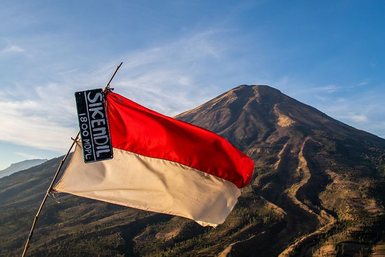 Bendera merah putih di Puncak Gunung Kendil, Temanggung, Jawa Tengah.