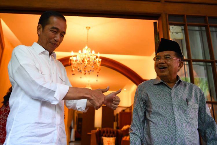 Presiden Joko Widodo saat sedang sesi wawancara didampingi Wakil Presiden Jusuf Kalla di kediaman Kalla, Jalan Haji Bau Nomor 16, Kota Makassar, Sulawesi Selatan, Sabtu (21/12/2018).