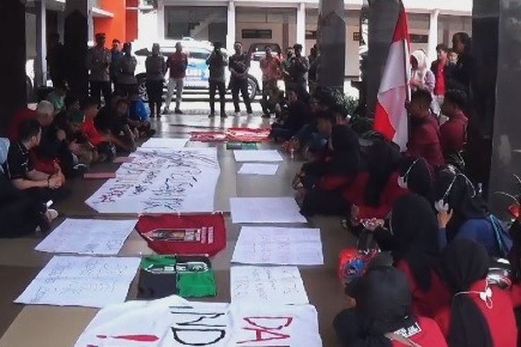 Puluhan mahasiswa dari berbagai sejumlah organisasi di kabupaten Ngawi menggeruduk ke DPRD Kabupaten Ngawi. Ditemui Anggota DPRD Kabupaten Ngawi secara lesehan, mereka mendesak DPRD Kabupaten Ngawi mengawal putusan MK dalam pelaksanaan Pilkada 2024.