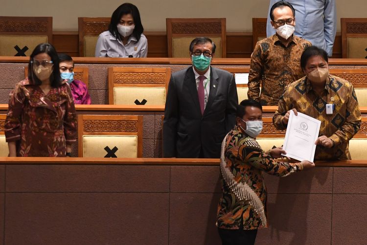 Finance Minister Sri Mulyani Indrawati, Justice and Human Rights Minister Yasonna Laoly (center) and Coordinating Minister for Economic Affairs Airlangga Hartarto (right) attend a session in at the Parliament Building in Jakarta to ratify the Jobs Omnibus Bill on Monday, (5/10/2020). ANTARA FOTO/Hafidz Mubarak A/pras.