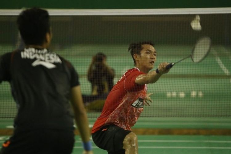 Pebulu tangkis tunggal putra Tim Garuda, Jonatan Christie (jersey merah), mengembalikan kok dari Anthony Sinisuka Ginting (Tim Elang), pada laga simulasi Piala Sudirman di Hall Pelatnas, Cipayung, Jakarta Timur, Sabtu (13/5/2017). Jonatan menang dengan skor 5-21, 21-19, 21-16.