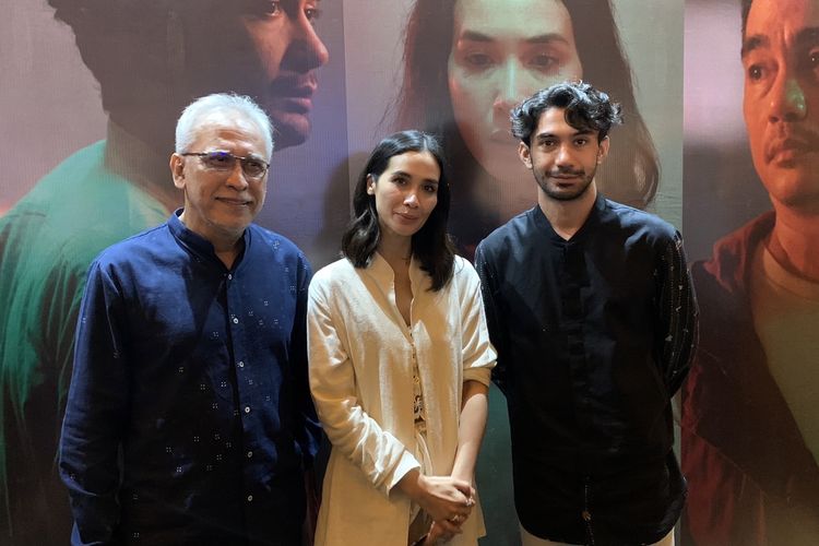 Iwan Fals, Marsha Timothy dan Reza Rahadian dalam jumpa pers perilisan video musik lagu Patah di Plaza Senayan XXI, Jakarta Pusat, Senin (6/12/2021).