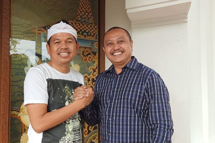 Ketua DPD Golkar Jawa Barat Dedi Mulyadi bersalam komando bersama Iwan Saputra, calon bupati yang diusung partainya di Pilkada Tasikmalaya, Selasa (8/10/2019)