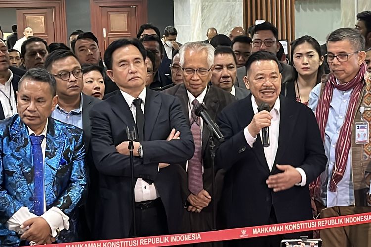 Wakil Ketua Tim Pembela Prabowo-Gibran, Otto Hasibuan dalam konferensi pers di Gedung MK, Senin (26/3/2024) malam.