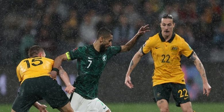 Pemain Arab Saudi, Salman Alfaraj, berebut bola dengan personel Australia, Mitchell Duke dan Jackson Irvine dalam laga Kualifikasi Piala Dunia 2022 zona Asia di Sydney pada 11 November 2021.