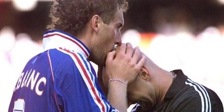 Kapten tim nasional Perancis, Laurent Blanc, selalu mencium kepala plontos kiper Fabian Barthez sebelum pertandingan di Piala Dunia 1998. Perancis pun berhasil menjadi juara pada turnamen tersebut.  