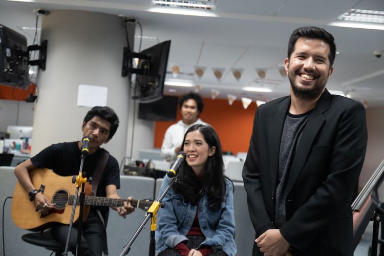 Payung Teduh tampil membawakan singel Sebuah Lagu di Redaksi Kompas.com, Menara kompas, Jakarta Pusat, Kamis (15/11/2018).