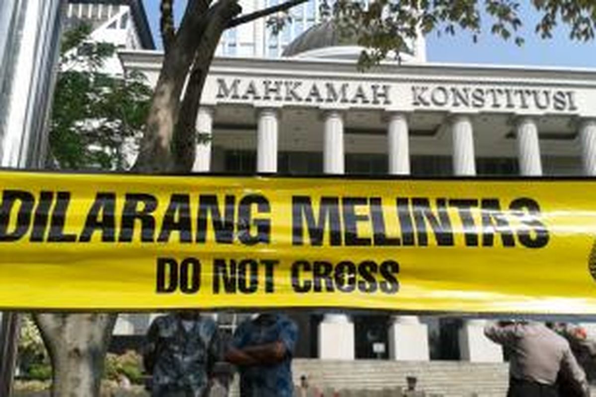 Garis polisi dipasang di sekitar gedung Mahkamah Konstitusi selama berlangsungnya sidang kedua sengketa hasil pemilu, Jumat (8/8/2014).