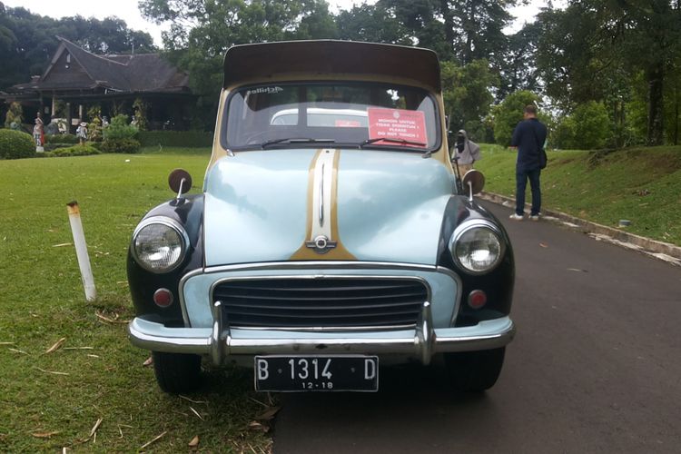 Morris Minor Traveler 100 milik salah seorang anggota Perhimpunan Penggemar Mobil Kuno Indonesia (PPMKI) yang ikut serta dalam konvoi ke Bogor, Minggu (21/1/2018). Morris Minor 100 Traveler adalah mobil yang pernah digunakan sebagai oplet di Jakarta hingga tahun 1980-an.