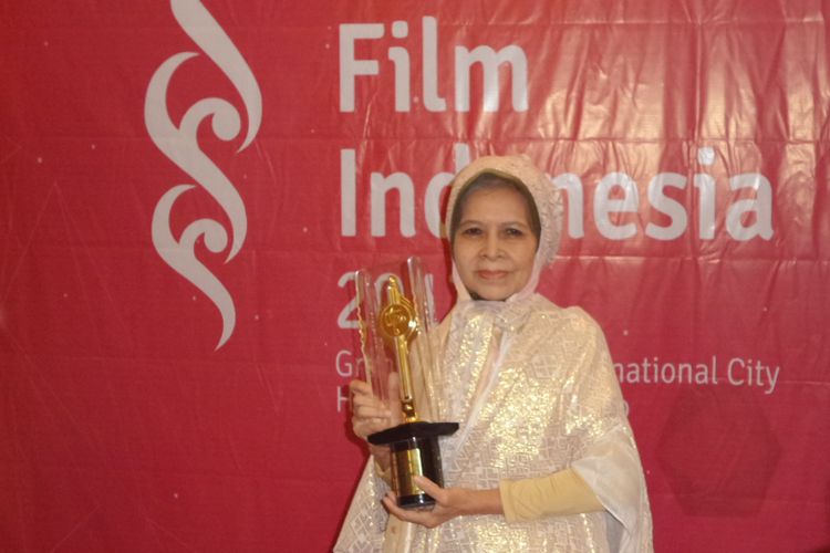 Budiyati Abiyoga mendapatkan penghargaan khusus Lifetime Achievement pada Festival Film Indonesia (FFI) 2017, di Grand Kawanua International City, Manado, Sulawesi Utara, Sabtu (11/11/2017) malam.