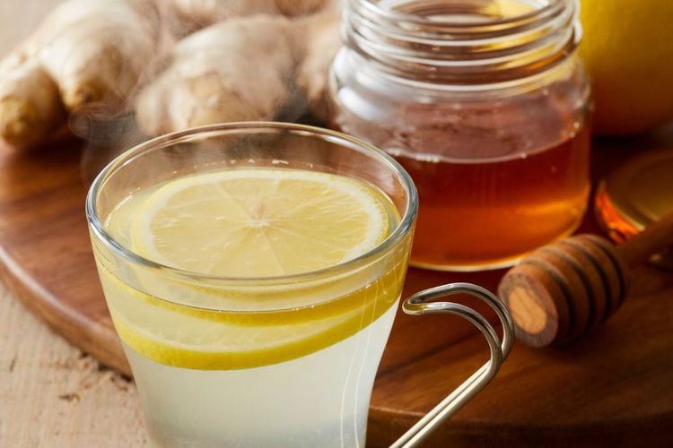 Cara membuat jeruk lemon, jahe, dan madu untuk meredakan batuk.