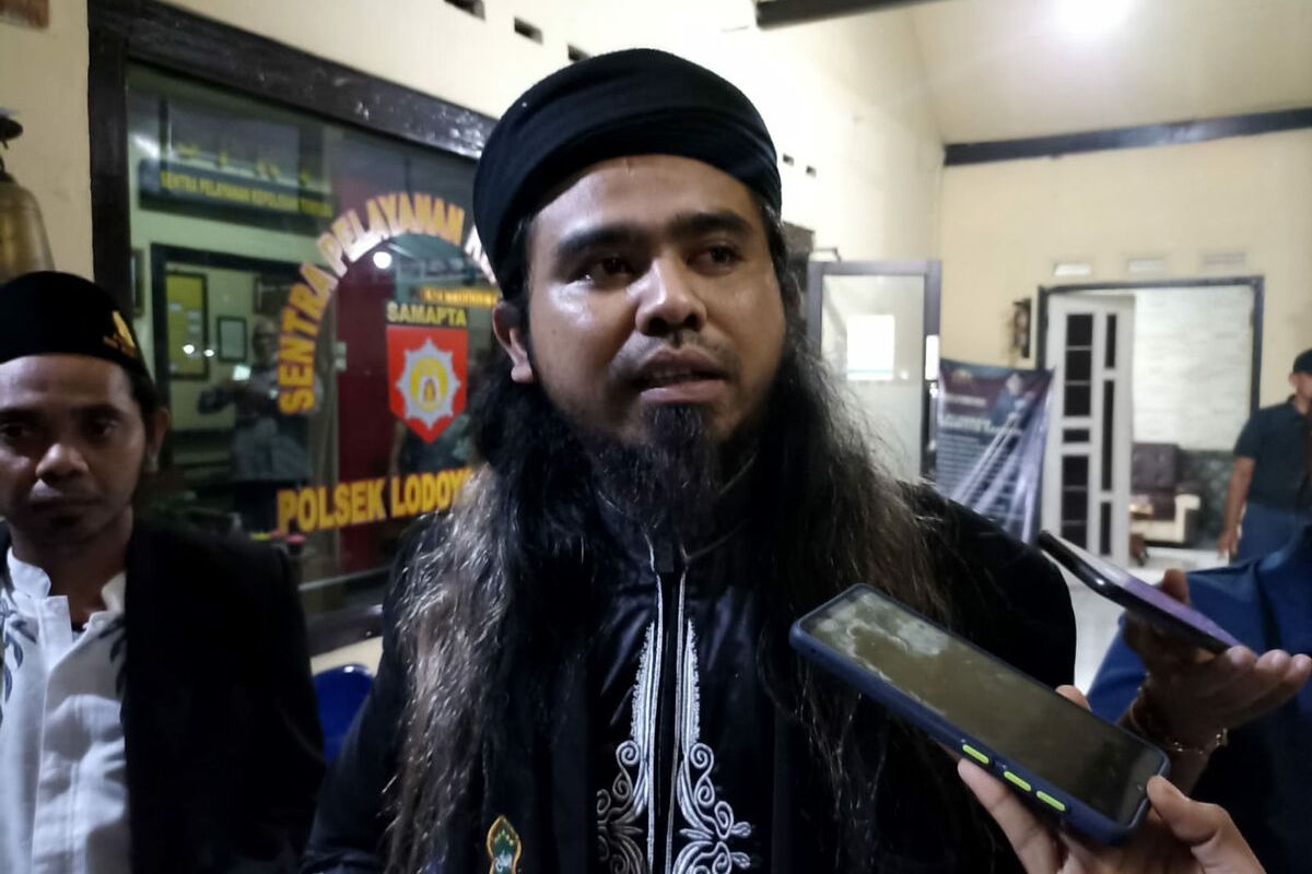 Gus Samsudin berbicara kepada wartawan usai mediasi di Polsek Kademangan, Minggu (31/7/2022) malam.