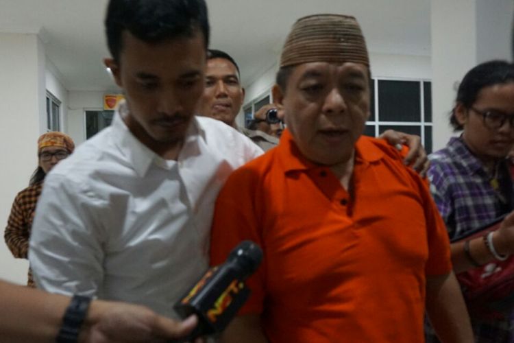Anwari, dokter yang menganiaya petugas parkir Mal Gandaria City ketika dibawa ke Mapolrestro Jakarta Selatan, Senin (9/10/2017).