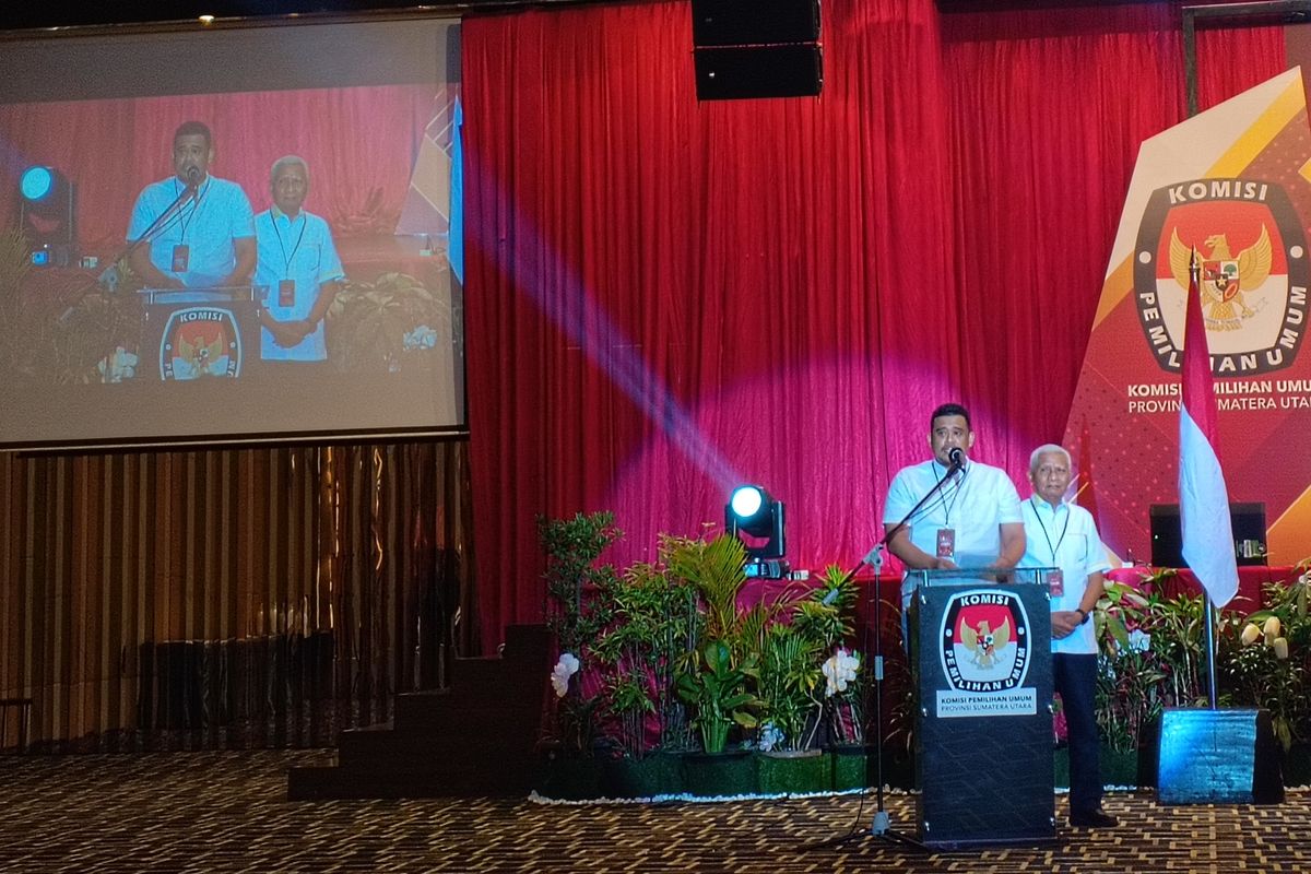 Calon gubernur Sumut nomor urut 1, Bobby Nasution dan wakilnya Surya, saat menyampaikan pidato sambutan di acara pencabutan nomor calon gubernur di Pilkada Sumut di Hotel Grand Mercure, Medan, Senin (23/9/2024). 