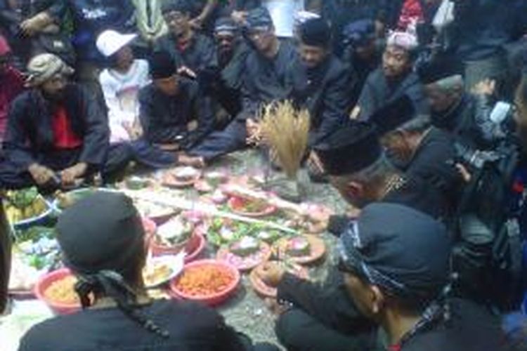 Warga lereng Gunung Kelud di kawasan Kabupaten Kediri, Jawa Timur menggelar ritual Sesaji Kelud, Sabtu (16/11/2013).