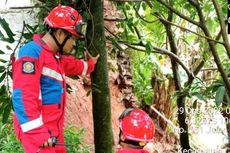 Turap Kali Cilangkap Longsor, Dinding Rumah Warga Retak