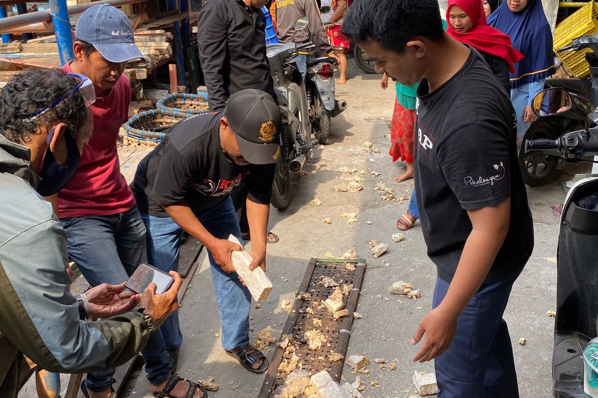 Pengrajin dan produsen tempe di Kampung Tempe, Jalan Haji Mawar, RT 12 RW 03, Sunter Jaya, Tanjung Priok, Jakarta Utara menggelar aksi protes pada Kamis (29/9/2022). Mereka memint pemerintah menstabilkan harga kedelai di pasar. 