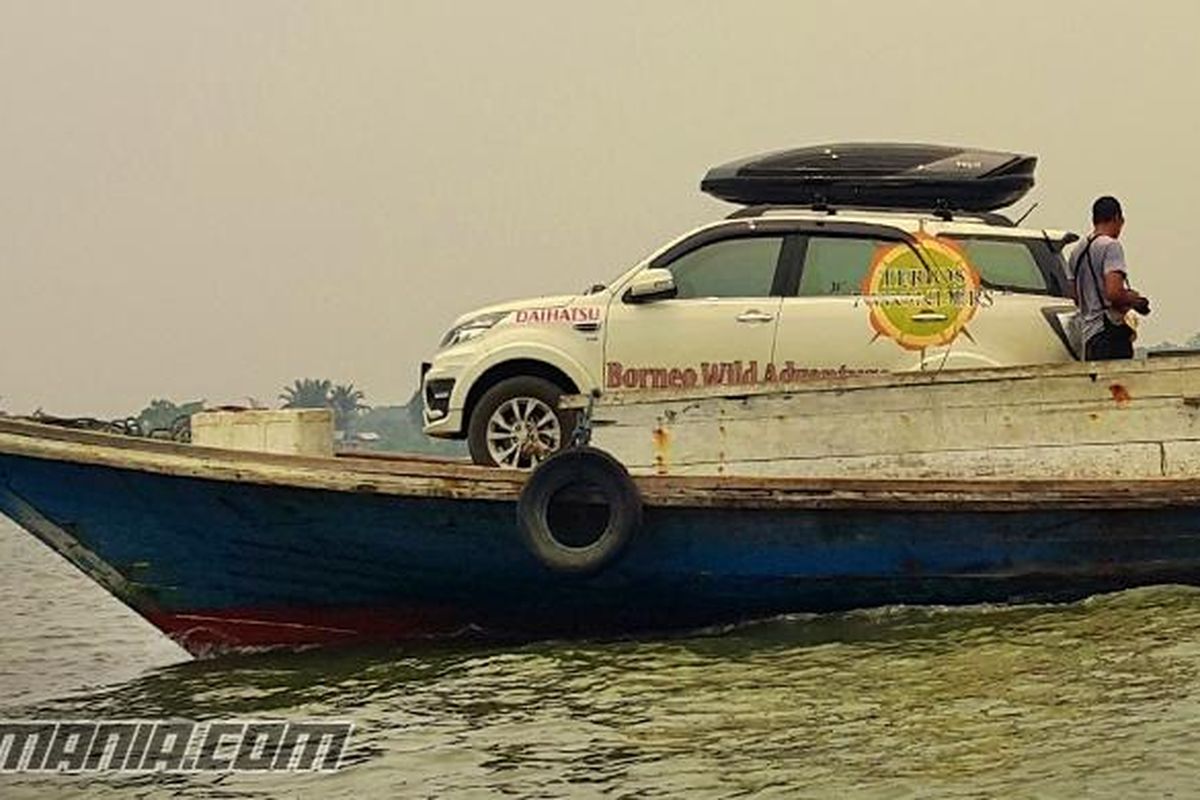 Terios naik kapal barang menuju kepulauan Maratua, Kalimantan.