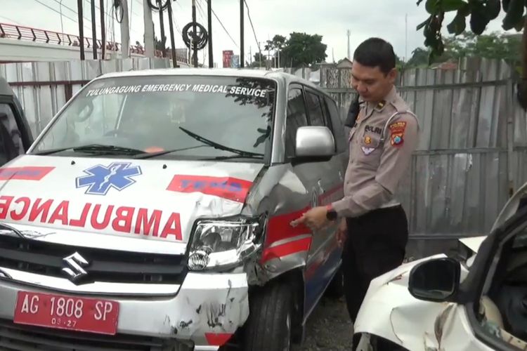 Ambulans yang membawa delapan pegawai puskesmas Kedungwaru, Tulungagung, Jawa Timur mengalami kecelakaan, Kamis (18/04/2024).