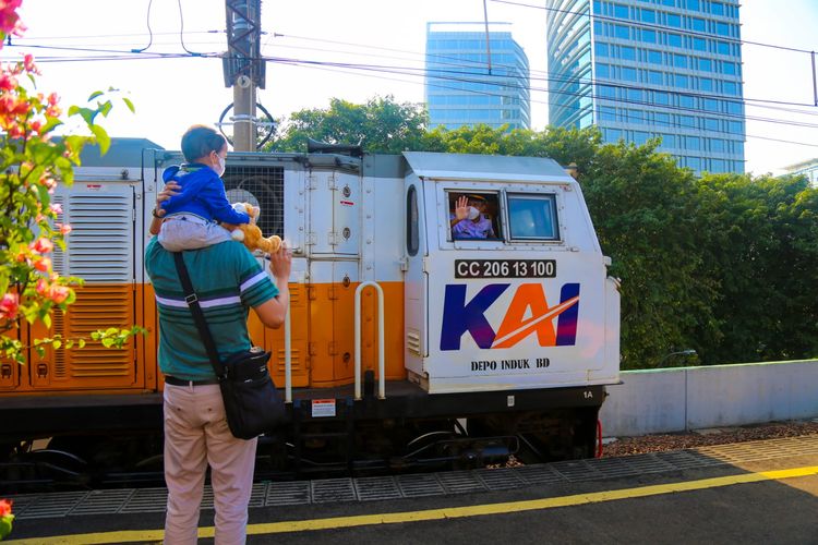 Kereta api membawa penumpang di masa liburan sekolah dan Idul Adha 2022