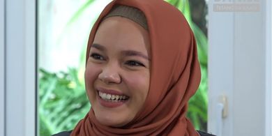 Kisah Awal Perjalanan Karier Dewi Sandra, dari Figuran hingga Jadi Penyanyi