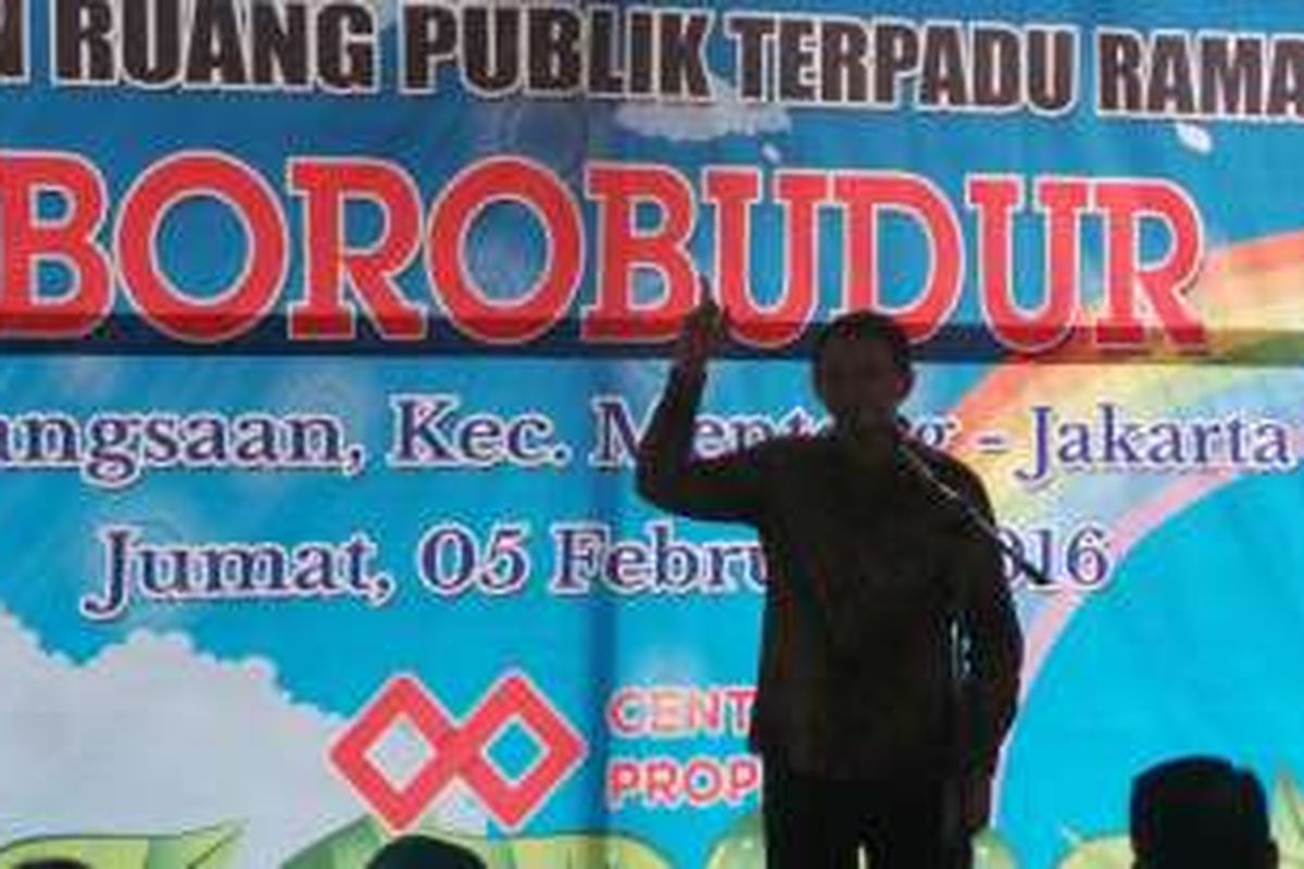 Gubernur DKI Jakarta Basuki Tjahaja Purnama saat meresmikan Ruang Publik Terpadu Ramah Anak (RPTRA) Borobudur, Menteng, Jakarta Pusat, Jumat (5/2/2016).