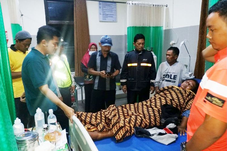 Sutini warga Desa Karanganyar Kabupaten Ngawi dirawt di Puskesmas Karanganyar setelah terimpa kayu atap rumahnya yang roboh diterjang hujan deras dan angin kencang Kamis malam.