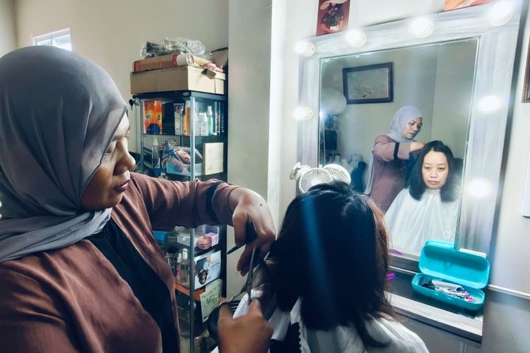Potong Rambut Jadi Tren Jelang Lebaran, Salon di Surabaya Kebanjiran Pelanggan