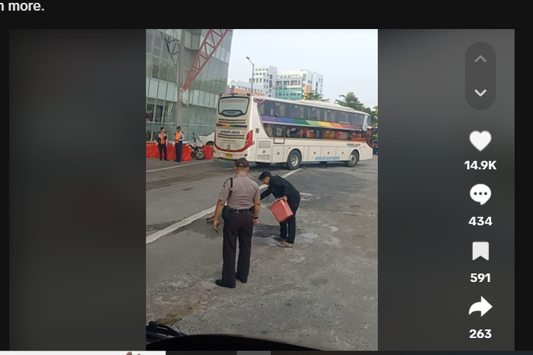 Cuplikan video penumpang bus AKAP bersihkan jalan Terminal Terpadu Pulo Gebang