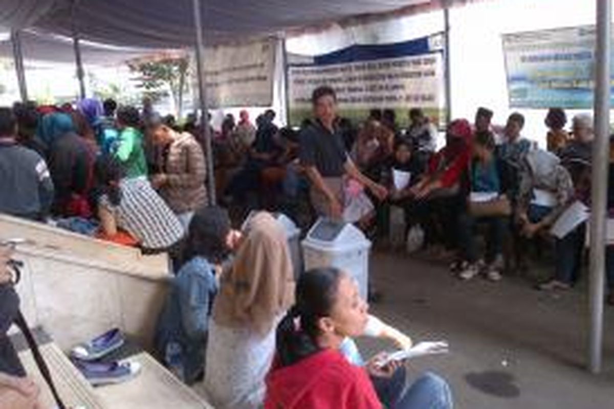 Ratusan warga antre untuk mendaftar Badan Penyelenggara Jaminan Sosial (BPJS) di kantor cabang Jakarta Selatan, Jalan Raya Pasar Minggu, Pancoran, Jakarta.