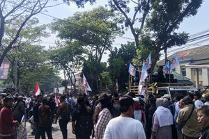 Massa Pendukung Padati Depan Pengadilan Tipikor Semarang Jelang Vonis Bupati Pati Nonaktif Sudewo