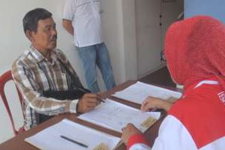 Salah satu cakades di Kecamatan Pemulutan Barat Ogan Ilir mendaftarkan diri sebelum dilakukan tes urine di Kantor BNN Ogan Ilir