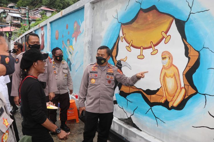 Wakapolda Kaltim Brigjen Haryanto saat membuka Festival Mural Polda Kaltim di kawasan Mal Gajah Mada Balikpapan, Kaltim, Sabtu (30/10/2021)