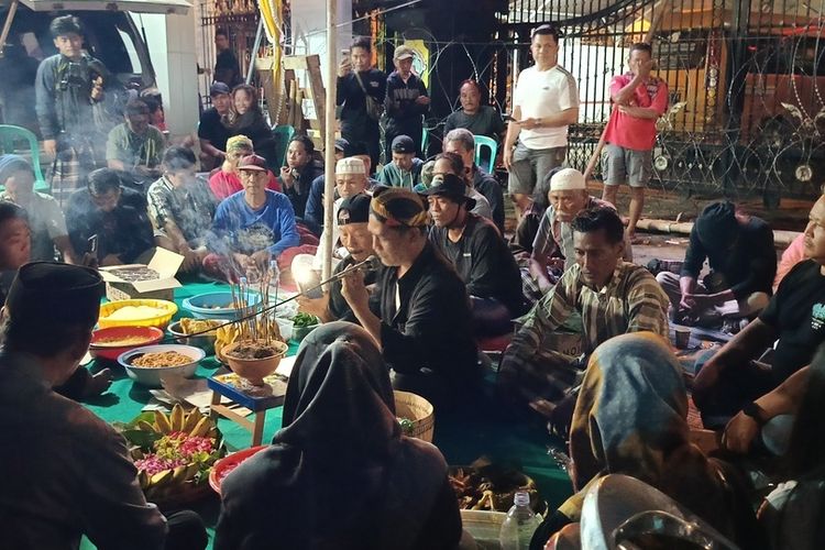 Pemakzulan Bupati Sudewo Ditentukan Hari Ini, Warga Pati Gelar Doa dan Siram Air Kembang