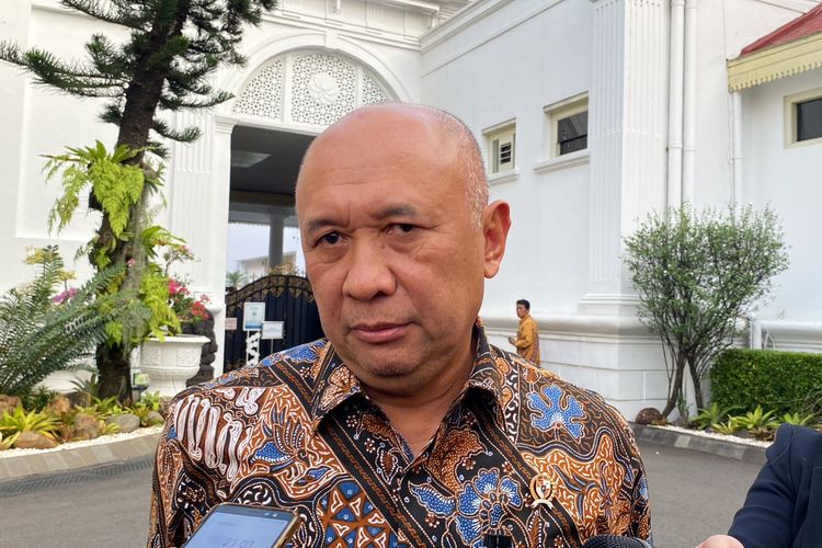 Menteri Koperasi dan UKM (Menkop UKM) Teten Masduki usai rapat terbatas mengenai sertifikasi halal UMKM di Istana Kepresidenan Jakarta, Rabu (15/5/2024).