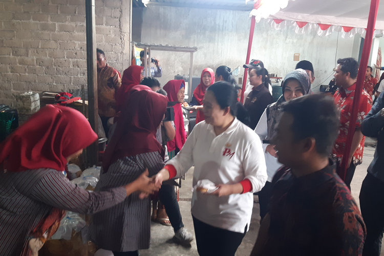 Ketua DPR RI Puan Maharani mengunjungi sentra produksi snack Wisnu Aji di Dukuh Jiwan, Desa Gondangan, Kecamatan Jogonalan, Klaten, Jawa Tengah, Selasa (30/1/2024).