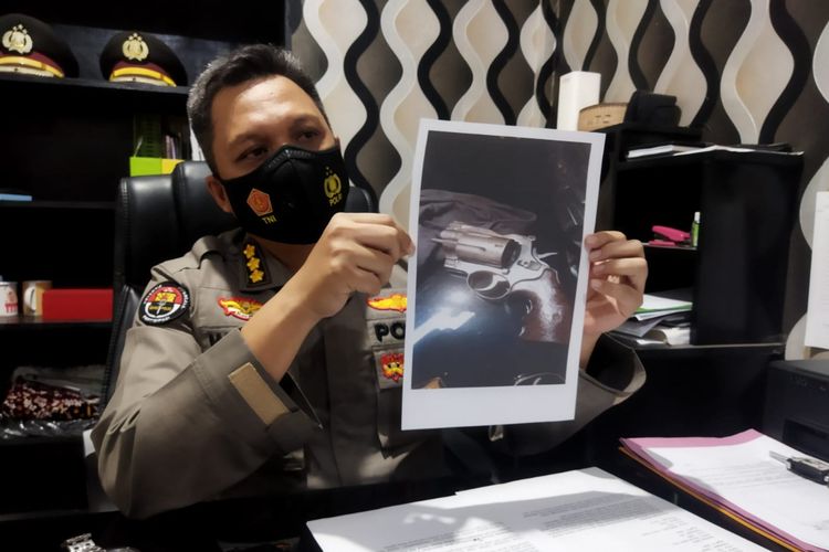 Kabid Humas Polda Gorontalo, Kombes Wahyu Tri Cahyono saat menunjukan senpi milik Bripka MW.