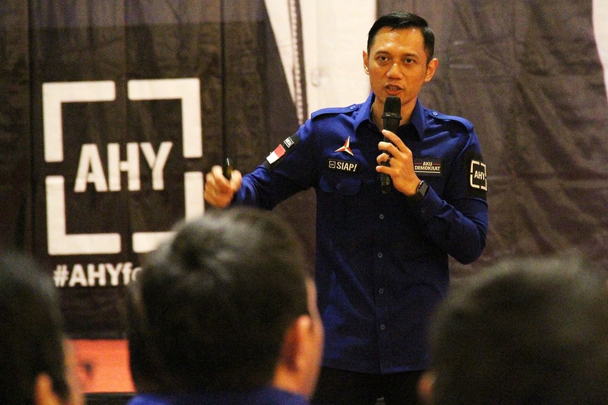 Komandan Satuan Tugas Bersama (Kogasma) Partai Demokrat Agus Harimurti Yudhoyono (AHY) berorasi saat  pembekalan motivasi para caleg dan pengurus partai Demokrat se-Kalimantan Barat di Kabupaten Kubu Raya, Kalbar, Senin (18/3/2019). AHY menyosialisasikan 14 prioritas perjuangan Partai Demokrat untuk rakyat yang harus dilaksanakan oleh semua kader yaitu antara lain menciptakan lapangan kerja bagi masyarakat, membatasi tenaga kerja asing di Indonesia dan mengentaskan pengangguran. ANTARA FOTO/Jessica Helena Wuysang/ama.