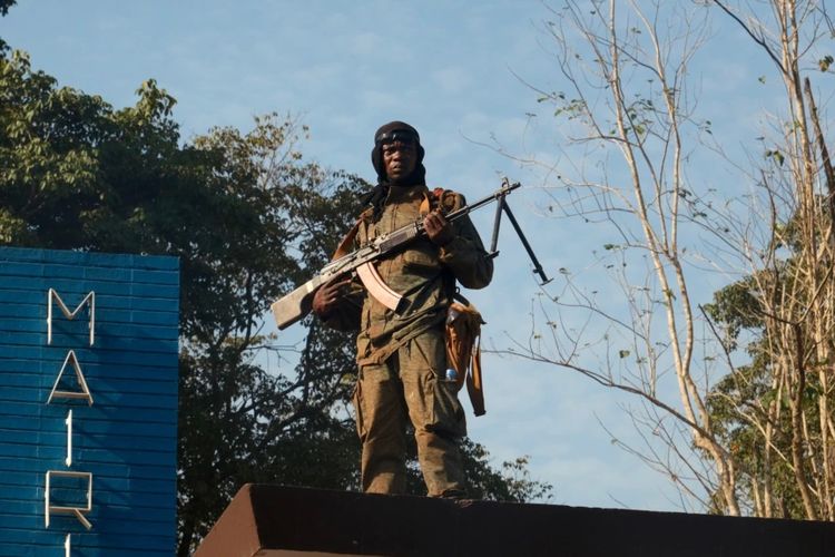 Seorang tentara Republik Afrika Tengah berjaga di Balai Kota Bambari, Afrika Tengah, 16 November 2022. Sembilan pekerja asal China ditembak mati oleh kelompok bersenjata di tambang emas Chimbolo, dekat Bambari pada Minggu, 19 Maret 2023. 