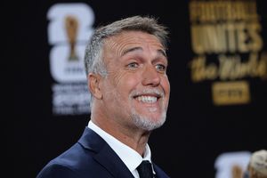 Batistuta Bosan Lihat Sepak Bola, Guardiola Bikin Semuanya Serupa