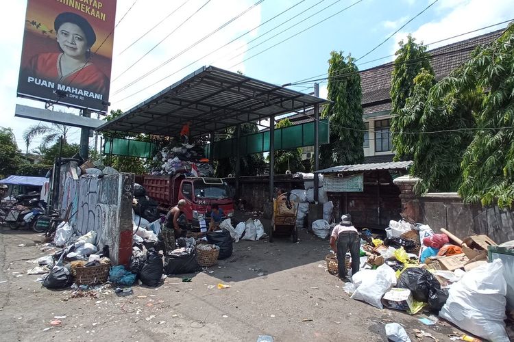 Suhartini saat memulung sampah di Depo Sampah Brigjen Katamso,Senin (23/8/2021)