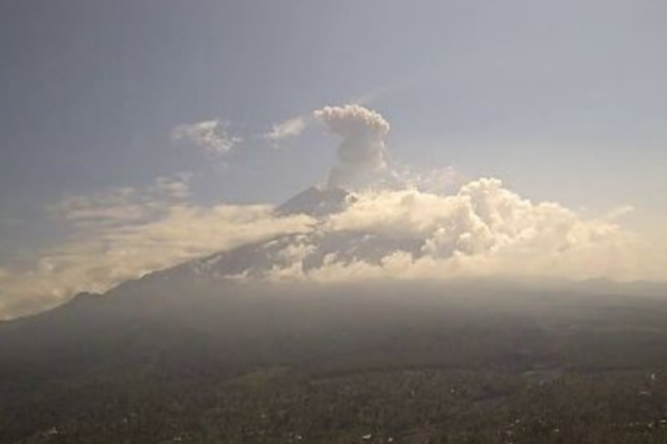 Visual erupsi Gunung Semeru dengan letusan setinggi 1.000 meter, Rabu (2/7/2025).