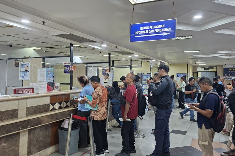 Pemutihan Pajak Kendaraan DKI Diserbu Warga, Antrean Mengular di Samsat Jakbar