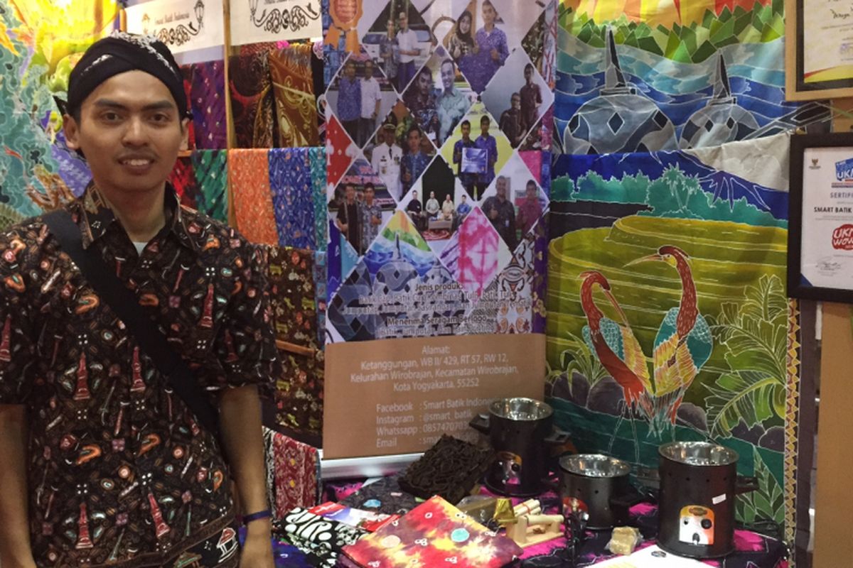 Miftahudin Nur Ihsan, pendiri Smart Batik Indonesia, di booth Dinas Koperasi UKM Tenaga Kerja dan Transmigrasi Kota Yogyakarta, Inacraft 2017.