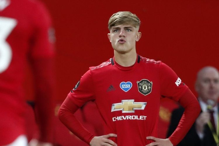 Bek Inggris Manchester United Brandon Williams (kanan) menunggu untuk menggantikan bek Inggris Manchester United Luke Shaw selama pertandingan sepak bola Liga Premier Inggris antara Manchester United dan Southampton di Old Trafford di Manchester, Inggris barat laut, pada 13 Juli 2020.