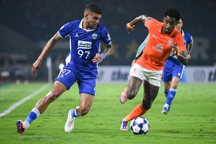 Aksi Berguinho (97) dalam laga leg kedua 16 besar AFC Champions League Two 2025-2026 Persib vs Ratchaburi di Stadion Gelora Bandung Lautan Api, Rabu (18/2/2026).